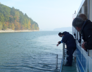 Pobór próbek na jeziorze Dobczyckim w czasie rejsu statkiem (2013).